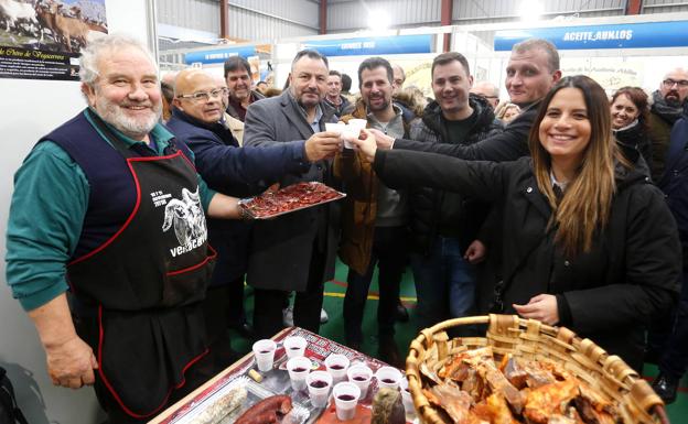 Miles de personas asisten un año más a la leonesa Feria de la Cecina de Chivo de Vegacervera