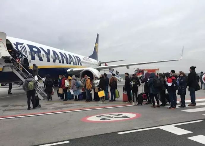 Los dos vallisoletanos que llevaban 24 horas de espera en Varsovia para regresar vuelan ya hacia España