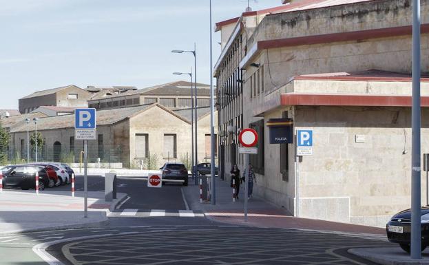 Insulta, amenaza y agrede a los policías tras ser sorprendido hurtando en un centro comercial