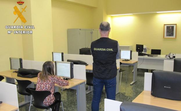 Dos detenidos por falsificar un carné para poder realizar el examen de conducir en Palencia