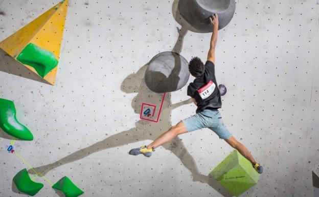 Iziar Martínez y Víctor López, campeones regionales de 'boulder'