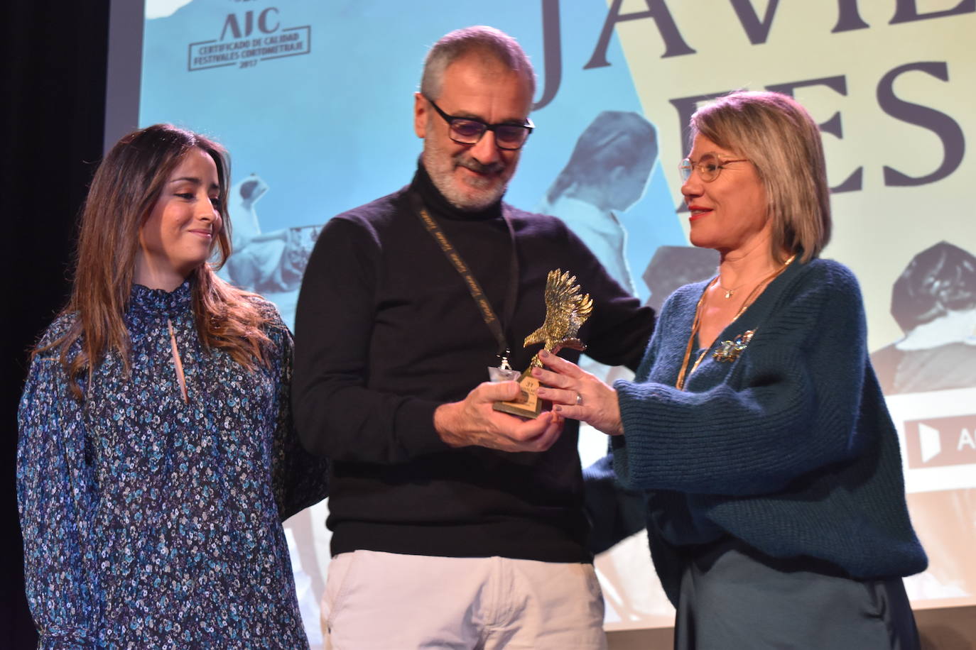 Fesser califica el festival como «cálido y cercano» al recibir el Águila de Oro