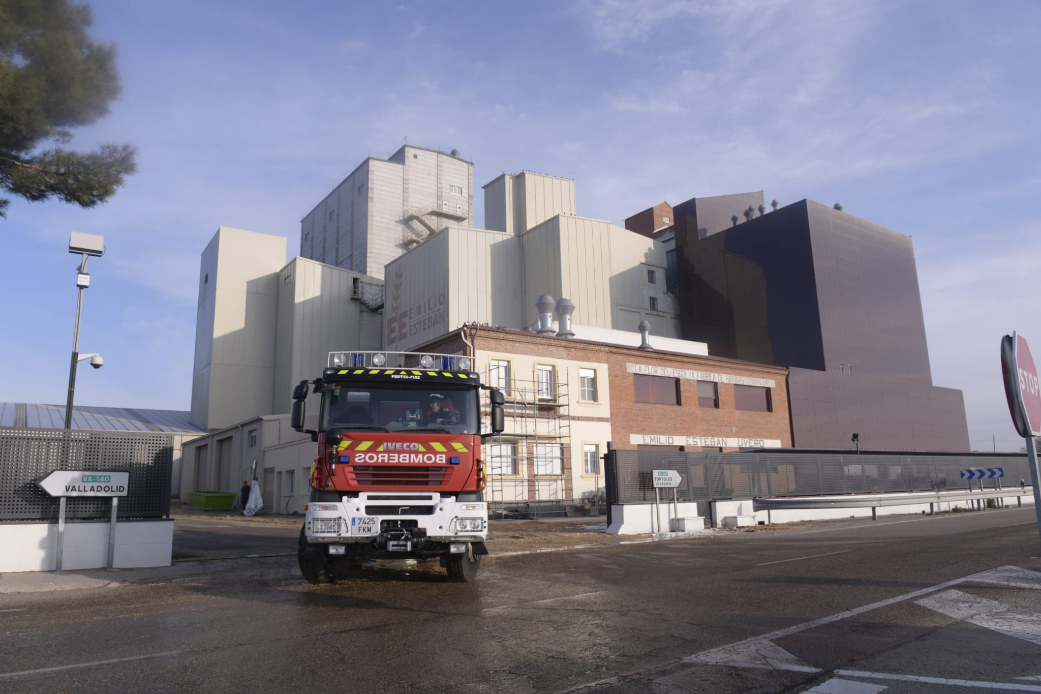 Apagado el silo en llamas de la harinera de Renedo de Esgueva