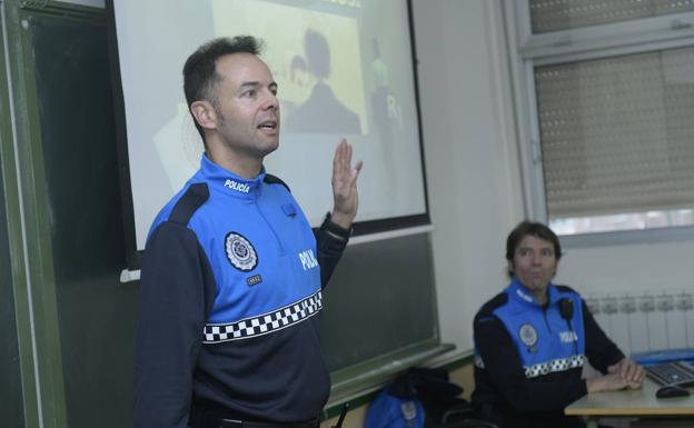 Cómo alerta la Policía de Valladolid de los riesgos de Internet a los adolescentes