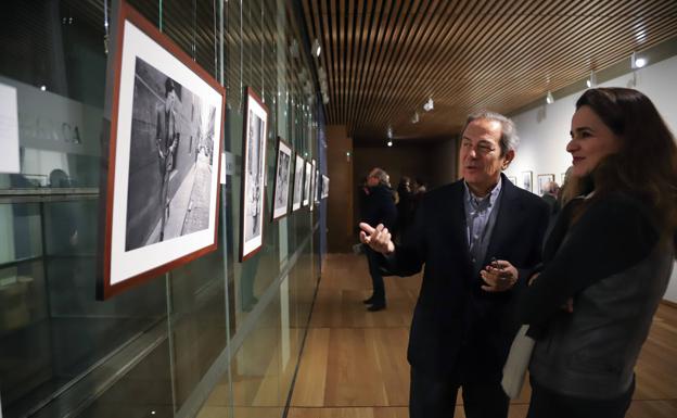 El fotógrafo Enrique Cano revela su «álbum de recuerdos» de la Transición con la exposición 'Personalmente'