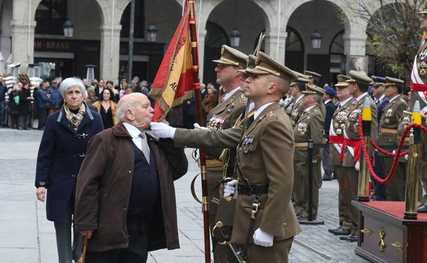 Búscate en las fotos de la jura civil de bandera en la Plaza Mayor de Segovia