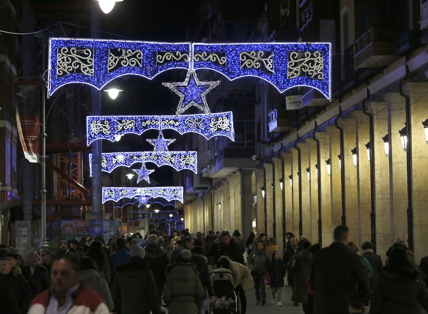 Palencia recibe a la Navidad con 200 adornos de luz en las calles