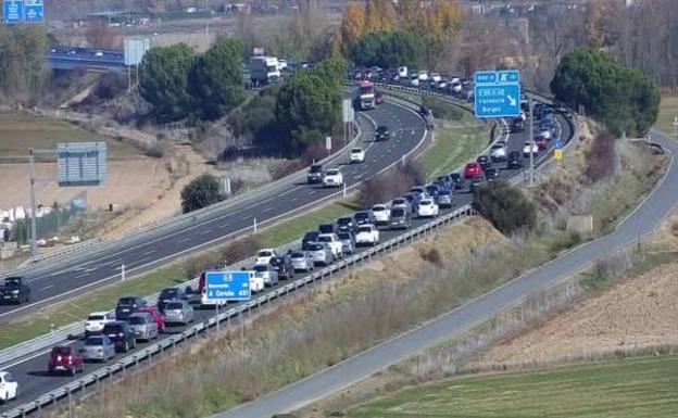 Una colisión múltiple a la altura de la localidad vallisoletana de Bercero deja dos heridos y colapsa la A-6