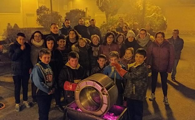 Becilla de Valderaduey anima el puente con una castañada vecinal