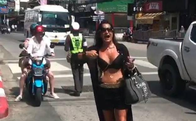 Aída Nízar se encara con la policía de Tailandia