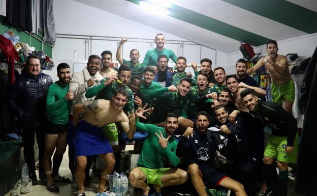 El CD Guijuelo cierra el año en casa con buen sabor de boca y más cerca de la salvación (3-0)