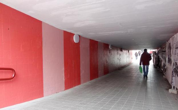 El túnel peatonal de Arco de Ladrillo en Valladolid se tiñe de rosa y dice adiós a los grafitis