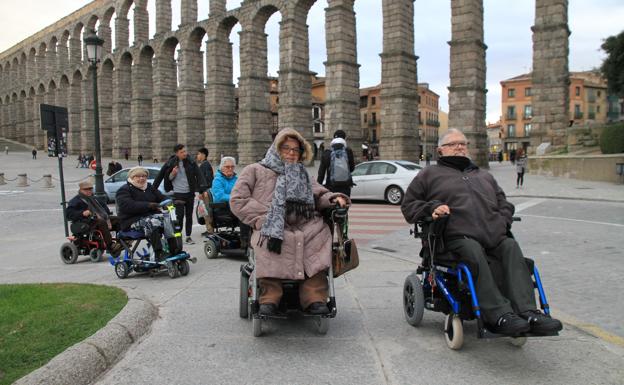 La odisea de caminar por Segovia con las ruedas de una silla