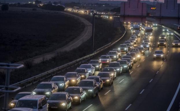 Dos colisiones múltiples dejan cinco heridos y colapsan la A-6 hacia Madrid en la provincia