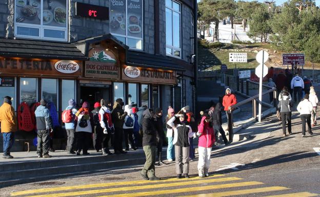 Los colapsos y los 'gorrillas' vuelven al puerto de Navacerrada a las puertas de un nuevo invierno