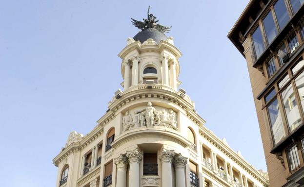 Un elegante edificio al estilo de la capital