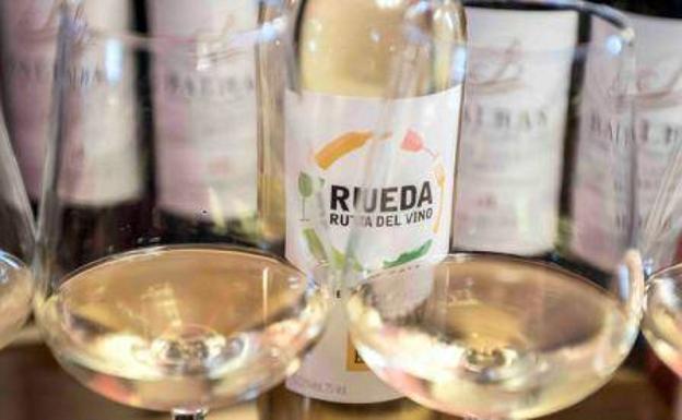 La Ruta del Vino de Rueda envuelve con papel de regalo su oferta enoturística
