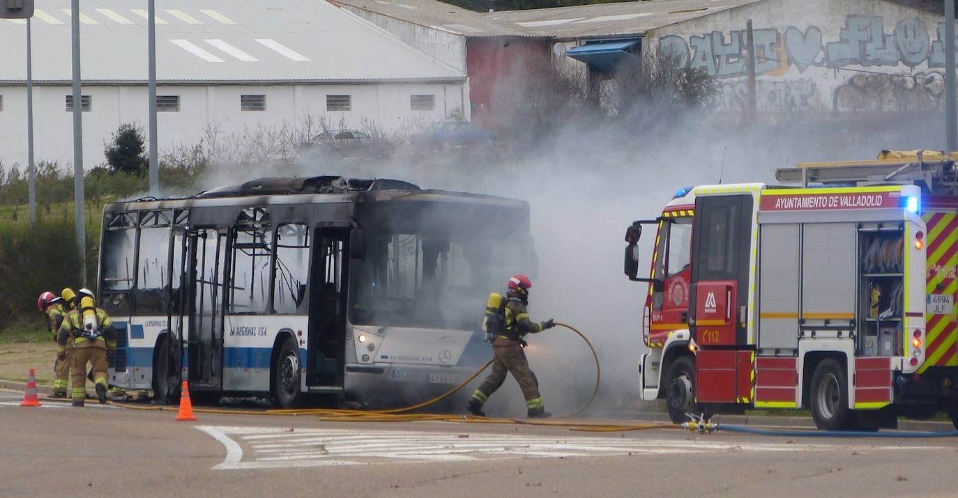 Un autobús de La Regional se calcina en Valladolid