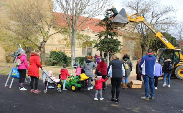 Los niños de Villafrechós engalanan el pueblo con adornos navideños