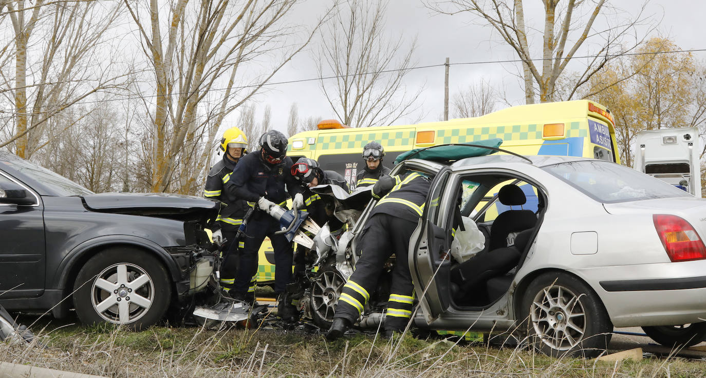 Muere una mujer en una colisión frontal en el Camino de San Román de Palencia