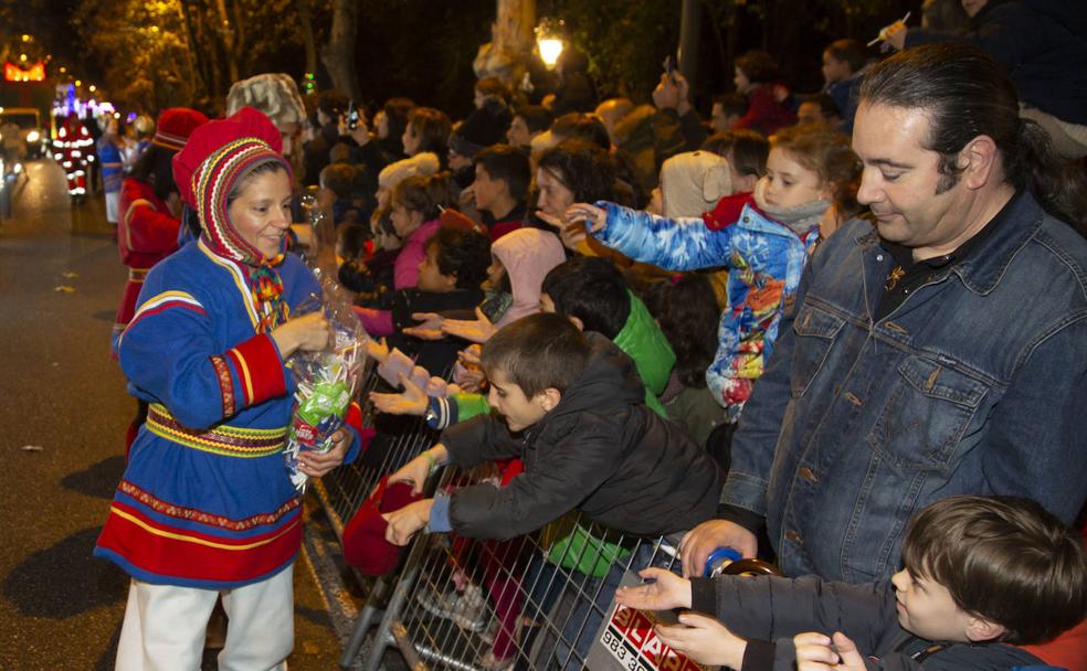 Miles de cartas llenas de deseos para Papá Noel