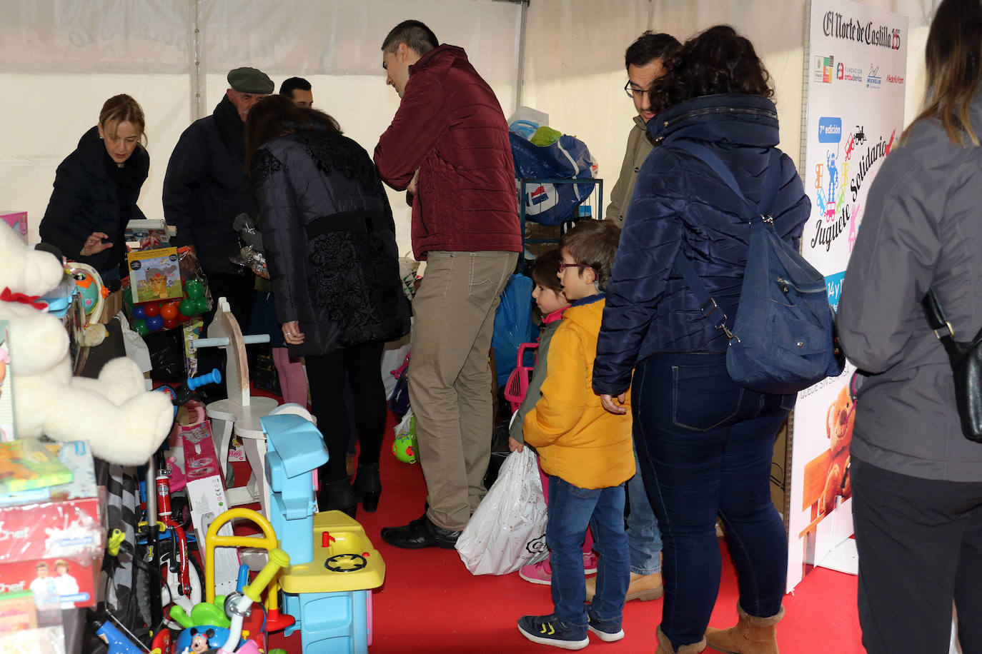 Último día de recogida de juguetes en la carpa de El Norte en Valladolid