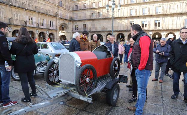 Los vehículos antiguos toman las calles de Salamanca en el Día del Guardia Urbano