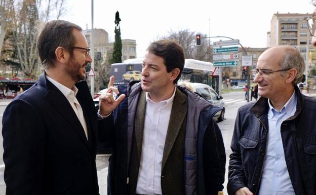 Mañueco arremete en Salamanca contra Sánchez por actuar como un «trilero político»