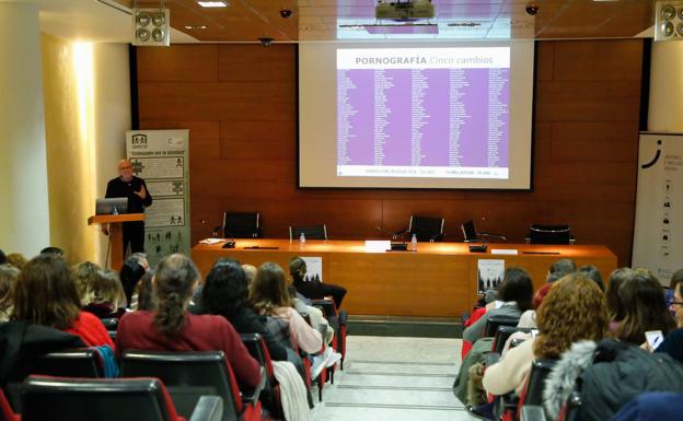 Alertan de las graves consecuencias de que ya con 8 años se vea pornografía