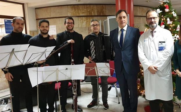El Ayuntamiento organiza conciertos en las plantas y salas de espera del hospital