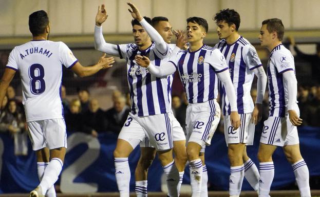 El Real Valladolid tuvo en Tolosa un goleador inesperado y dos frustraciones por las bandas