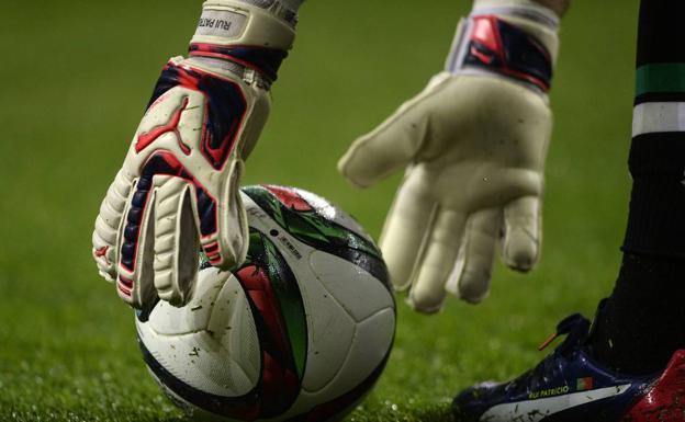 Guantes en dos porterías