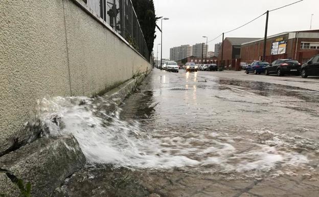 Los primeros efectos de Elsa: las balsas de agua complican la circulación en Valladolid