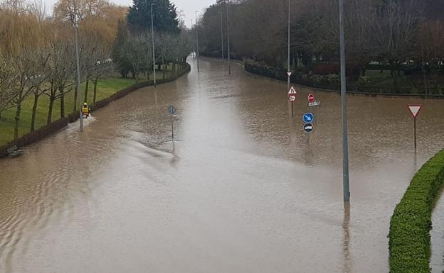 Una gran riada 'se come' el Paseo de Salamanca de León y corta todo el tráfico en la zona