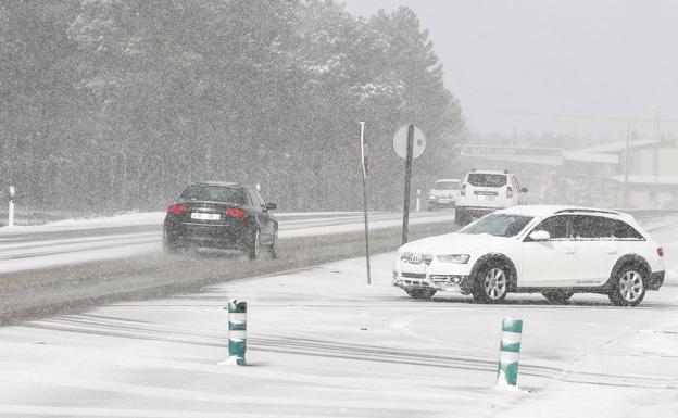 La nieve y la niebla complican la circulación en zonas de León y Segovia