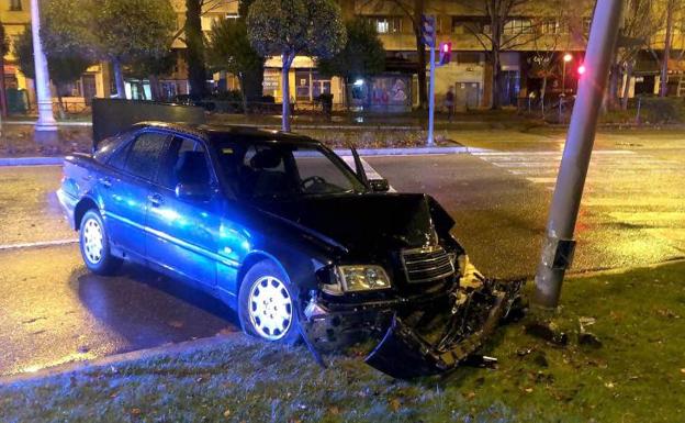 Un conductor ebrio derriba un semáforo con un Mercedes en la glorieta del Cine de Valladolid