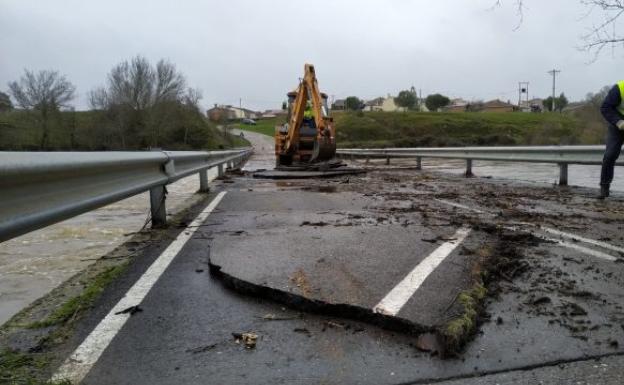 Cortados al tráfico por el temporal el puente de Domez de Alba y varias carreteras provinciales