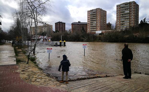 El Ayuntamiento de Valladolid cierra el aparcamiento de Las Moreras ante la crecida del Pisuerga