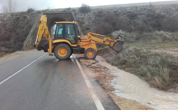 Los arroyos rebosan de agua y el temporal corta la carretera que comunica Grajera y Sequera