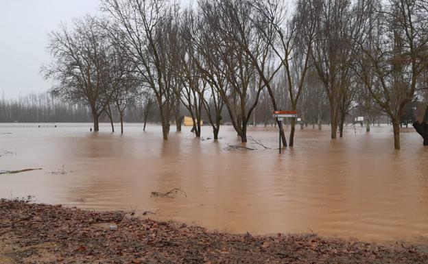 El Arlanzón, afluente del Pisuerga, baja su caudal en Burgos y vierte sus aguas al río de Valladolid