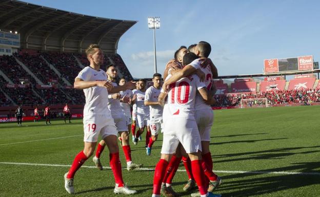 El Sevilla toma Son Moix con polémica por el VAR