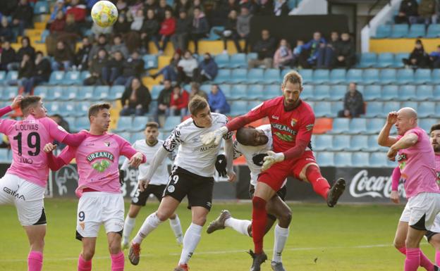 Dos penaltis dan a Larrazábal su primer triunfo al frente del Salamanca CF UDS ante el Tudelano (2-1)