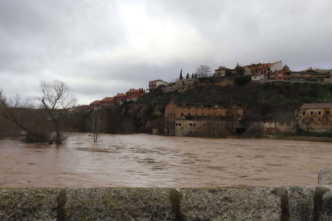 El Pisuerga, a punto de inundar por completo el puente de Simancas