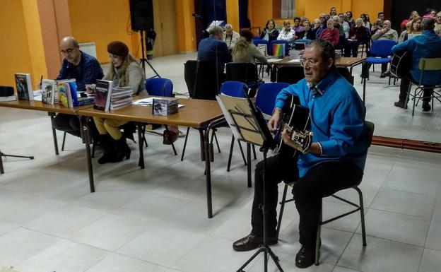 Poesía y música en una tarde prenavideña en Linares de Riofrío con el grupo Homero