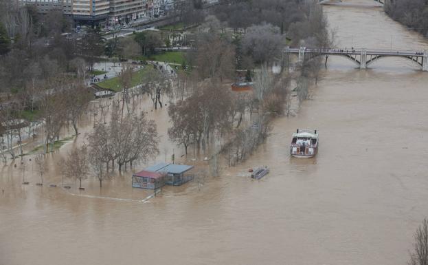 El Pisuerga se desborda a 1.200 metros cúbicos por segundo y aguanta para evitar una avenida mayor