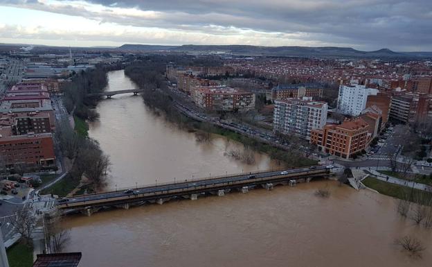 El caudal del Pisuerga baja de los 1.000 metros cúbicos, aunque Valladolid sigue en alarma