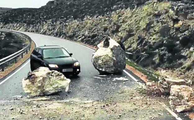 La caída de un árbol obliga a evacuar un tren cremallera que subía a Cotos