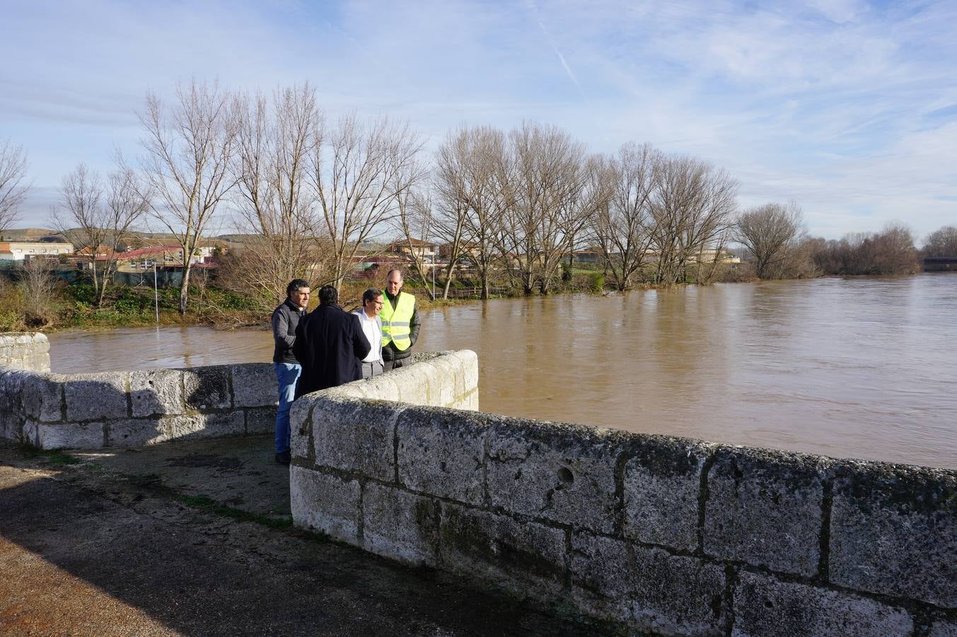 Trabajos de limpieza en el puente de Simancas
