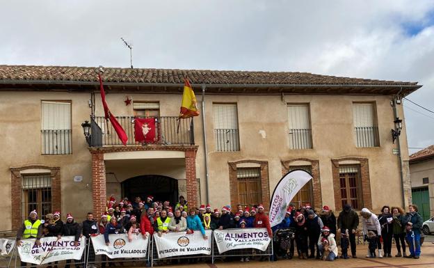 Un centenar de andarines participa en la Marcha Solidaria del Frío en Benafarces