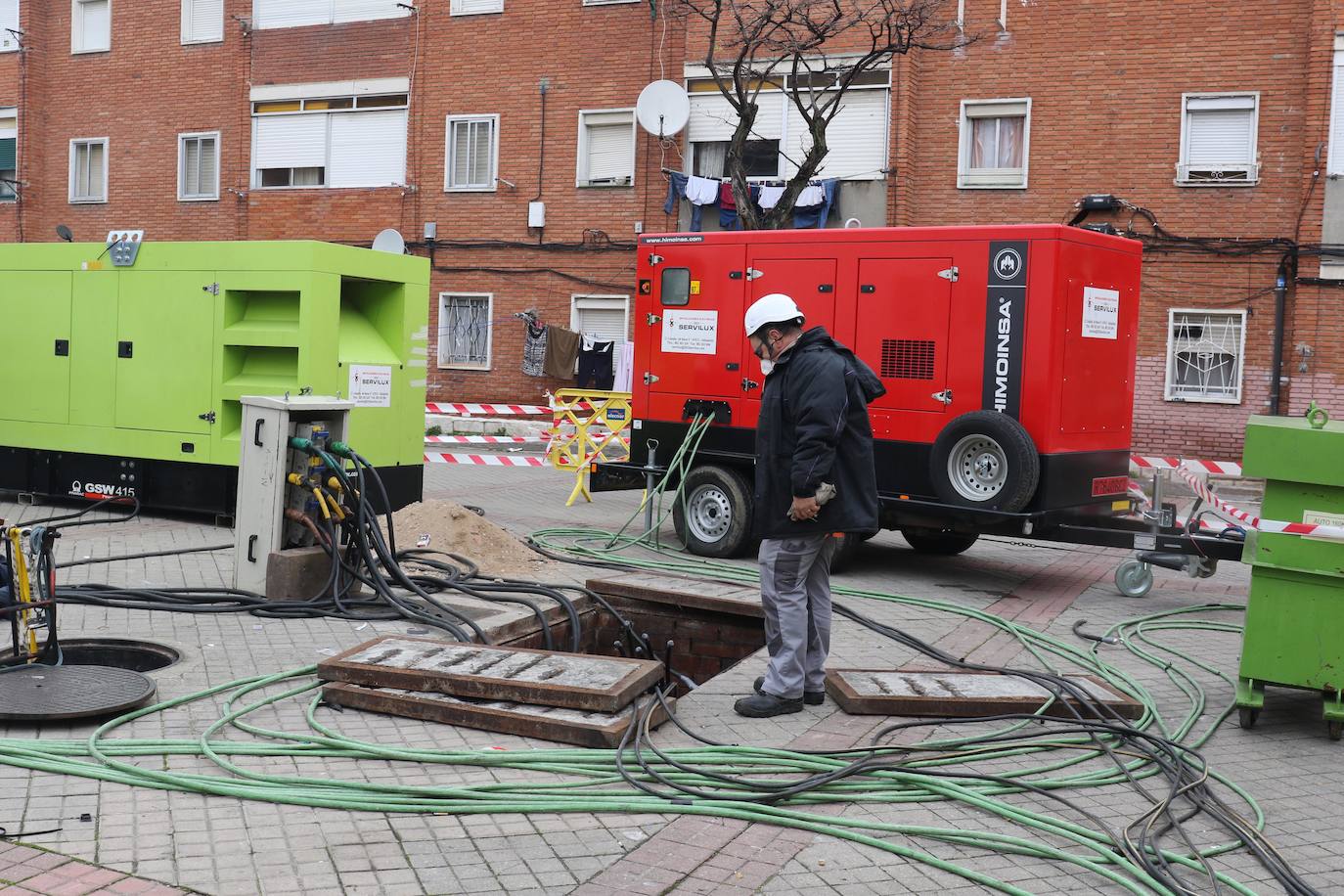 Cuatrocientos abonados pasan la Nochebuena sin luz en el barrio de Las Viudas